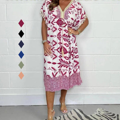 Alkalmi ruha nyomtatott mintával, v-nyakkivágással és rojtos rövid ujjakkal