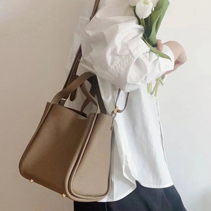Nagy kapacitású bőr kézitáska – Stílus, amiben minden elfér! ✨💼